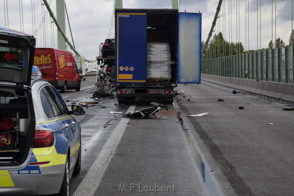 Schwerer LKW VU PKlemm A 4 Rich Olpe auf der Rodenkirchener Bruecke P186.JPG - Miklos Laubert